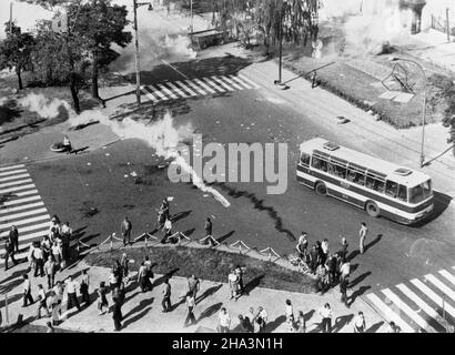 Radom, 1976-06-25.Wydarzenia radomskie, radomski czerwiec.protestuj¹cy przed budynkiem Komitetu Wojewódzkiego Polskiej Zjednoczonej Partii Robotniczej (KW PZPR) domagajacy siê rozmów i wycofania podwy¿ek cen ¿ywnoœci.³p/gr PAPRadom, 26 juin 1976.Grèves à Radom.Le Radom juin.Photo : des manifestants devant le Comité de Voivoïdship du Parti des travailleurs Unis polonais demandant aux autorités de parler et de démissionner des hausses de prix.³p/gr PAP Banque D'Images