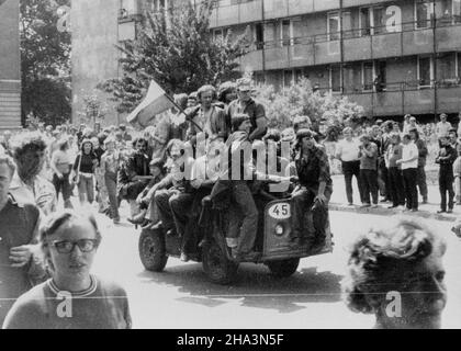 Radom, 1976-06-25.Wydarzenia radomskie, radomski czerwiec.grupa m³odych ludzi jad¹cych akumatorowym wózkiem z narodow¹ flag¹ pod gmach Komitetu Wojewódzkiego Polskiej Zjednoczonej Partii Robotniczej (KW PZPR).³p/gr PAPRadom, 26 juin 1976.Grèves à Radom.Le Radom juin.Photo: Un groupe de jeunes sur leur chemin vers le Comité de Voivoïdship du Parti des travailleurs Unis polonais. Hé conduire le chariot électrique amd tenir le drapeau national à la .³p/gr PAP Banque D'Images