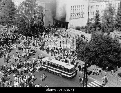 Radom, 1976-06-25.Czerwiec 1976 - kolejna fala strajków i protstów, które wybuch³y po og³oszeniu przez rz¹d Piotra Jaroszewicza wprowadzenia stydracznych podwy¿ek cen urzêdowych na niektóre artyku³y konsumpcyjne.t³um zébraly prisée budynkiem Komitetu Wojewódzkiego W Radomiu. Ad PAP/Reprodukcja Dok³adny dzieñ wydarzenia nieustalony.Radom, 25 juin 1976.Juin 1976 - une autre vague de grèves après l'augmentation des prix alimentaires annoncée par le gouvernement Piotr Jaroszewicz.Photo : une foule devant le bâtiment du comité provincial à Radom. Ad PAP/Reprodukcja Banque D'Images