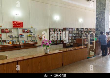 Pyongyang, Corée du Nord - 29 juillet 2014 : la salle de lecture de la bibliothèque du Grand People's Study House à Pyongyang.Bibliothèques dans la bibliothèque. Banque D'Images