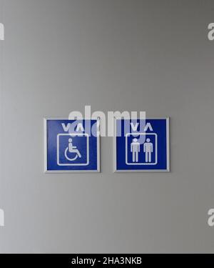 Icône ascenseur et handicap sur le panneau bleu, direction pour un ascenseur public dans le couloir. Banque D'Images