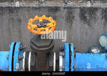 Fermer la vanne d'eau jaune, système de vanne d'arrêt d'eau principale extérieure. Banque D'Images