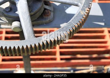 Grandes roues dentées avec roue de commande, faisant partie du gros plan mécanique de la roue dentée. Banque D'Images