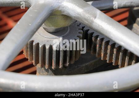 Grandes roues dentées avec roue de commande, faisant partie du gros plan mécanique de la roue dentée. Banque D'Images