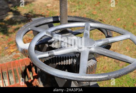 Grandes roues dentées avec roue de commande, faisant partie du gros plan mécanique de la roue dentée. Banque D'Images