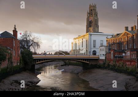 Le pont de la ville avec la tour de souche et les anciennes salles de réunion sur la rivière Haven (Witham) Boston Lincolnshire Banque D'Images