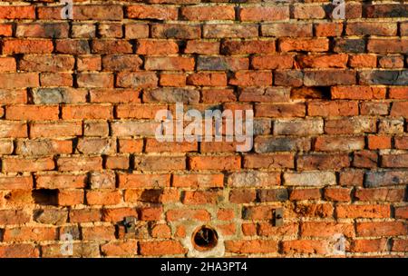 Mur de briques rouges vieilli présentant une texture et un caractère Banque D'Images