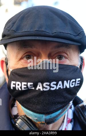 Londres, Royaume-Uni, 10th décembre 2021.Les partisans se rassemblent en dehors des cours royales de justice alors qu'il est annoncé que Julian Assange peut être extradé vers les États-Unis pour faire face à des accusations d'espionnage.Crédit : onzième heure Photographie/Alamy Live News Banque D'Images
