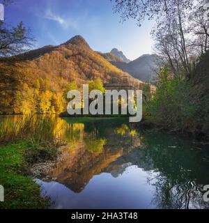 Village médiéval d'Isola Santa, lac et montagnes d'Alpi Apuane en feuillage d'automne. Garfagnana, Toscane, Italie Europe. Banque D'Images