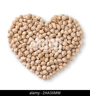 Pois chiches séchés en forme de coeur isolés sur fond blanc Banque D'Images