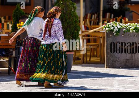 Les femmes tziganes dans les rues de Brasov en Roumanie Banque D'Images