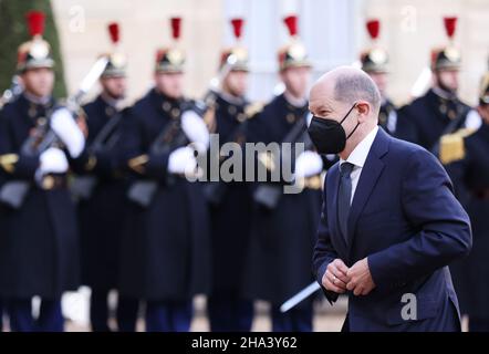 Paris, France.10th décembre 2021.Le nouveau chancelier allemand OLAF Scholz arrive à l'Elysée Palace, à Paris, France, le 10 décembre 2021.Credit: Gao Jing/Xinhua/Alamy Live News Banque D'Images