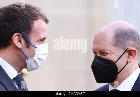 Paris, France.10th décembre 2021.Le président français Emmanuel Macron (L) accueille le nouveau chancelier fédéral allemand OLAF Scholz à l'Elysée Palace, à Paris, France, le 10 décembre 2021.Credit: Gao Jing/Xinhua/Alamy Live News Banque D'Images