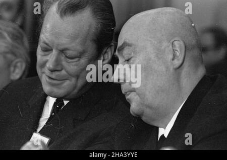 Varsovie, 1970-12-07.6 Grudnia Willy Brandt, kanclerz Niemieckiej Republiki Federalnej (NRF) przyby³ do Warszawy z trzydniow¹ wizyt¹.Jej g³ównym punktem by³o podpisanie 7. Grudnia uk³adu o podstawach normalizacji stosunków miêdzy Niemieck¹ Republik¹ Federaln¹ (NRF) a Polsk¹ Rzeczpospolit¹ Ludow¹ (PRL).NZ. Kanclerz Willy Brandt oraz premier Polskiej Rzeczpospolitej Ludowej (PRL) Józef Cyrankiewicz podczas spotkania z dziennikarzami W Centrum Prasowym W Hotelu Europejskim.³p PAP/Mariusz SzyperkoVarsovie, le 7 décembre 1970.6 décembre 1970 Chancelier de la République fédérale d'Allemagne Willy Banque D'Images