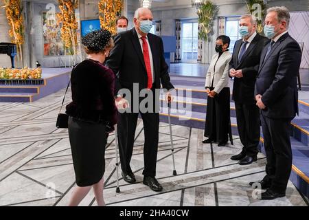 Oslo, Norvège.10th décembre 2021.Oslo 20211210.la reine Sonja et le roi Harald, avec le prince héritier Haakon (derrière), saluent les lauréats du Prix de la paix Maria Ressa, Dmitry Muratov et le chef du Programme alimentaire mondial David Beasley lors de l'attribution du Prix Nobel de la paix à l'hôtel de ville d'Oslo.Photo DE PISCINE: Stian Lysberg Solum/NTB crédit: NTB Scanpix/Alay Live News Banque D'Images