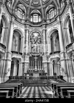 Plan vertical de l'intérieur de l'église en niveaux de gris Banque D'Images