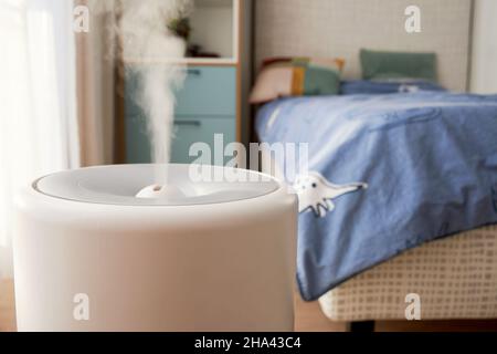 Un humidificateur moderne dans la chambre des enfants.Maintenir le climat dans l'appartement Banque D'Images