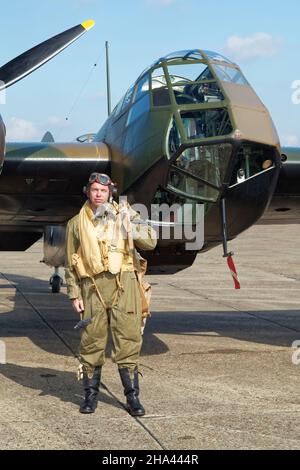 WW2 pilote debout devant son avion de Bristol Blenheim à un spectacle aérien de Duxford. Banque D'Images