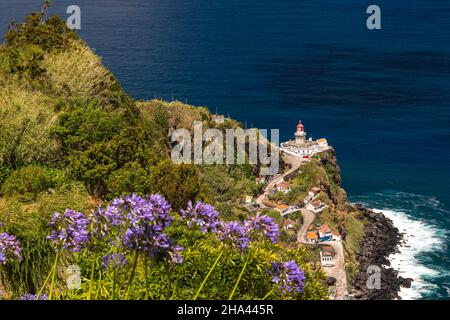 Le port pittoresque et le phare au bord de la mer sur l'île portugaise de São Miguel Banque D'Images