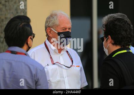 Abu Dhabi, Émirats arabes Unis.10th décembre 2021 ; circuit Yas Marina, Abu Dhabi, Émirats arabes Unis : Grand Prix FIA Abu Dhabi F1, journée d'entraînement : Helmut Marko, conseiller de l'équipe Red Bull GmbH Formula One et responsable du programme de développement des pilotes Red Bull crédit : action plus Sports Images/Alay Live News Banque D'Images