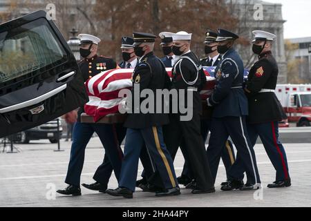 Un garde d'honneur militaire porte le cercueil du sénateur Bob Dole (R-Kan.) après avoir été couché dans l'État aux États-Unis Capito à Washington, DC le vendredi 10 décembre 2021.Photo de piscine par Greg Nash/UPI crédit: UPI/Alay Live News Banque D'Images