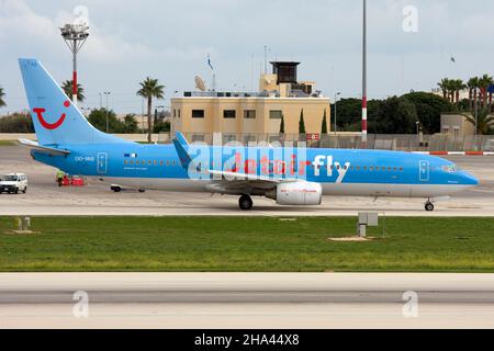 Jetairfly (TUI Airlines Belgium) Boeing 737-86Q (REG: OO-VAS) quittant le tablier 9 pour le décollage. Banque D'Images