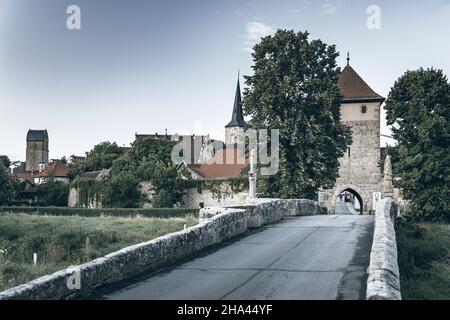 Pont sur le Rodach avec vue sur la porte de la ville de Rothenberger et la ville médiévale de Seßlach dans le quartier franconien supérieur de Coburg Banque D'Images