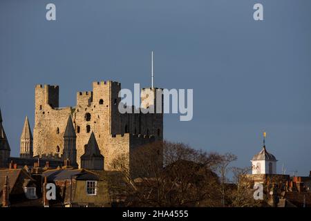 Le château de Rochester se trouve sur la rive est de la rivière Medway, à Rochester, dans le Kent, dans le sud-est de l'Angleterre.Le donjon de 12th ans ou tour en pierre, qui est l'élément le plus important du château, est l'un des mieux conservés en Angleterre ou en France. Banque D'Images