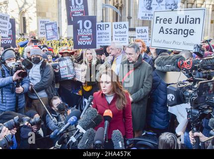 Stella Moris, la partenaire d'Assange, s'adresse aux médias après le jugement du tribunal.les manifestants se sont rassemblés devant les cours royales de justice pour soutenir Julian Assange, alors que le gouvernement américain gagne son appel contre la décision de ne pas extrader le fondateur de WikiLeaks.(Photo de Vuk Valcic / SOPA Images / Sipa USA) Banque D'Images