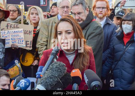 Stella Moris, la partenaire d'Assange, s'adresse aux médias après le jugement du tribunal.les manifestants se sont rassemblés devant les cours royales de justice pour soutenir Julian Assange, alors que le gouvernement américain gagne son appel contre la décision de ne pas extrader le fondateur de WikiLeaks.(Photo de Vuk Valcic / SOPA Images / Sipa USA) Banque D'Images