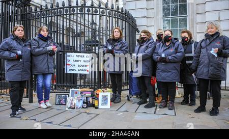 Westminster, Londres, Royaume-Uni.10th décembre 2021.Un groupe de femmes de 'Covid-19 Bereaved Families for Justice' proteste devant les portes de Downing Street avec du fromage et du vin, contre la fête de Noël présumée qui aurait pu avoir lieu avec du fromage et du vin à Downing Street à Noël dernier.Les femmes, toutes bénévoles du mur commémoratif national du Covid, ont apporté des images de leurs proches morts de covid, et sont également là pour rappeler au gouvernement les nombreuses personnes qui sont mortes sans appel, à leur avis.Credit: Imagetraceur/Alamy Live News Banque D'Images