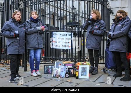 Westminster, Londres, Royaume-Uni.10th décembre 2021.Un groupe de femmes de 'Covid-19 Bereaved Families for Justice' proteste devant les portes de Downing Street avec du fromage et du vin, contre la fête de Noël présumée qui aurait pu avoir lieu avec du fromage et du vin à Downing Street à Noël dernier.Les femmes, toutes bénévoles du mur commémoratif national du Covid, ont apporté des images de leurs proches morts de covid, et sont également là pour rappeler au gouvernement les nombreuses personnes qui sont mortes sans appel, à leur avis.Credit: Imagetraceur/Alamy Live News Banque D'Images