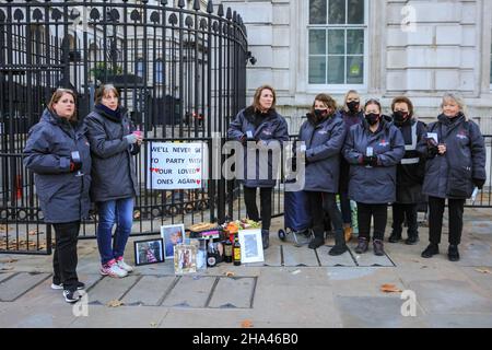 Westminster, Londres, Royaume-Uni.10th décembre 2021.Un groupe de femmes de 'Covid-19 Bereaved Families for Justice' proteste devant les portes de Downing Street avec du fromage et du vin, contre la fête de Noël présumée qui aurait pu avoir lieu avec du fromage et du vin à Downing Street à Noël dernier.Les femmes, toutes bénévoles du mur commémoratif national du Covid, ont apporté des images de leurs proches morts de covid, et sont également là pour rappeler au gouvernement les nombreuses personnes qui sont mortes sans appel, à leur avis.Credit: Imagetraceur/Alamy Live News Banque D'Images