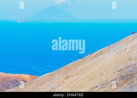 Randonneurs marchant sur le plateau de Gran Crater, l'île Vulcano, les îles éoliennes, la Sicile, l'Italie Banque D'Images