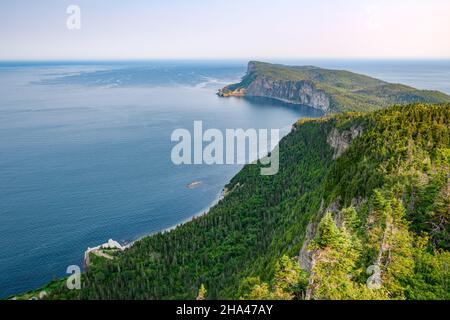 Vue panoramique du parc national Forillon au crépuscule et de la péninsule gaspésienne, Québec, Canada Banque D'Images