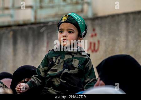 Gaza, Palestine.10th décembre 2021.(INT)‚-„-palestinien Mars le 34th anniversaire de la fondation du Hamas à Gaza.10 décembre 2021, Gaza, Palestine : les Palestiniens partisans du Hamas défilent à l'occasion du 34th anniversaire de la fondation du Hamas à l'ouest de Gaza.(Credit image: © Ahmad K Haaballah/TheNEWS2 via ZUMA Press Wire) Banque D'Images