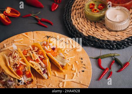 Plats mexicains frais - tacos de bœuf hachés avec salsa et sauces Banque D'Images