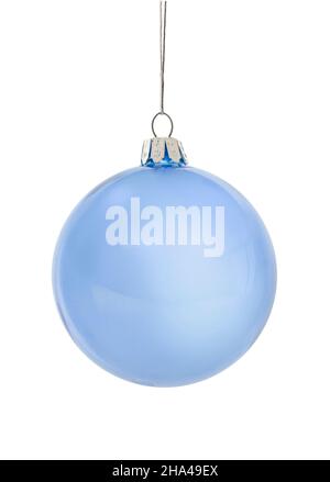 boule de noël bleue en verre sur fond blanc Banque D'Images