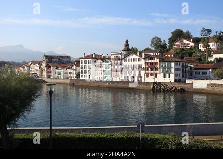 Ciboure (lieu de naissance de Maurice Ravel) et la Rhune en arrière-plan vu du port de Jean de Luz, pays Basque, France. Banque D'Images