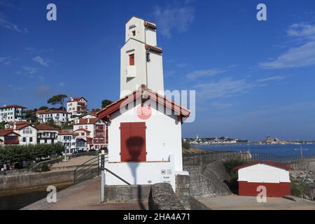 Ciboure (lieu de naissance de Maurice Ravel) et fort de Socoa en arrière-plan, près de St Jean de Luz, Pyrénées Atlantiques, pays Basque, France. Banque D'Images