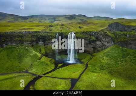 photo aérienne de la plus visitée chute d'eau de seljalandsfoss, islande. Banque D'Images