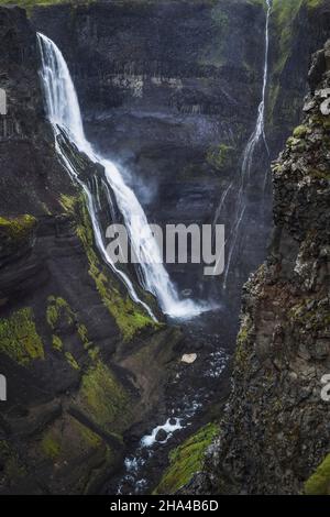 cascade de haifoss dans le sud de l'islande au crépuscule. belle nature spectaculaire paysage moody. vue verticale. Banque D'Images