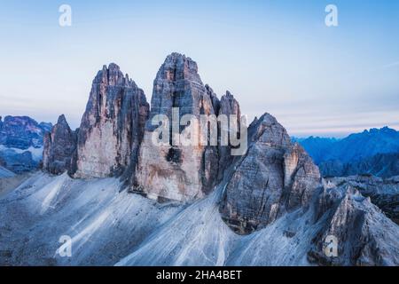 parc naturel national tre cime dans les alpes dolomites. belle nature de l'italie. vue aérienne au coucher du soleil. Banque D'Images