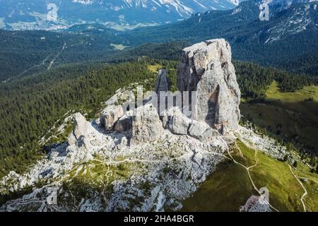 vue aérienne de cinque torri dans les dolomites en italie. paysage épique par un jour ensoleillé d'été. Banque D'Images