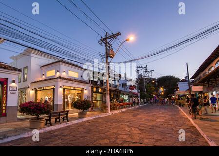 Buzios, Brésil - 24 juillet 2018 : la célèbre rue Stone (Rua das Pedras) regorge de boutiques et de restaurants et est un lieu touristique populaire la nuit. Banque D'Images