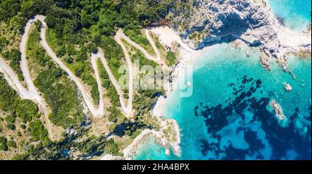 vue aérienne plage d'agia eleni sur l'île de kefalonia, grèce. belle plage rocheuse éloignée avec de l'eau claire émeraude et de hautes falaises blanches. Banque D'Images