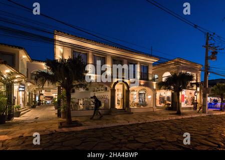 Buzios, Brésil - 24 juillet 2018 : la célèbre rue Stone (Rua das Pedras) regorge de boutiques et de restaurants et est un lieu touristique populaire la nuit. Banque D'Images