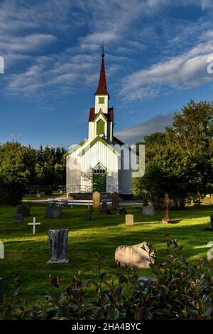 Église en bois avec cimetière, île de Leka, Norvège Banque D'Images
