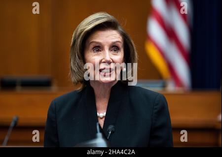 10 décembre 2021 - Washington, DC, États-Unis: La conférencière de la Chambre Nancy Pelosi (D-CA), prenant la parole lors d'une conférence de presse où les membres du Congrès ont dévoilé les conclusions d'une enquête sur l'industrie pharmaceutique.(Photo de Michael Brochstein/Sipa USA) Banque D'Images