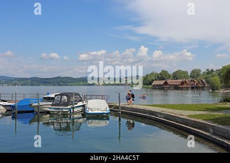 Vue depuis le port sur le lac de Constance jusqu'aux pierettes Unteruhldingen, Bade-Wurtemberg, Allemagne Banque D'Images